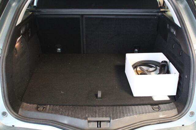 Renault MEGANE Estate 1.6 E-Tech Plug-In Hybrid 160 Business Edition One. AUTOMAAT ! Bloedmooie, chique wagen ! Head-up Display, Camera Achter, 18" lm velgen, Stoel- en stuurwiel verwarming, Trekhaak, Navigatie, Telefoonvoorb., Metallic lak, LED verl. etc.