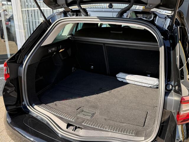 Renault MEGANE Estate 1.3 TCe Bose | NAP | Trekhaak | Navigatie | Achteruitrijcamera | Dodehoek detectie | DAB | Climate Control | Park assist |