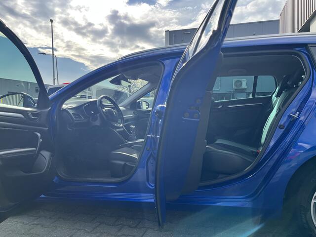 Renault MEGANE Estate 1.3 TCe Intens Airco Trekhaak 1700kg trekgewicht Cruise control Head up display Parkeersensoren voor en achter Telefoonverbinding Stuurwielbediening 5-Persoons Navigatiesysteem Lichtmetalenvelgen