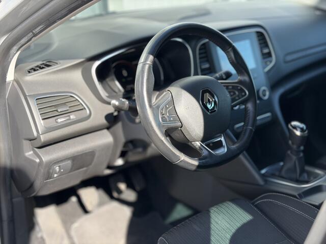 Renault MEGANE Estate 1.2 TCe Zen 100pk | Apple Carplay/Android Auto | Cruise control | DAB | Navigatiesysteem full map | Parkeersensor voor en achter | Trekhaak afneembaar | Zeer nette auto!