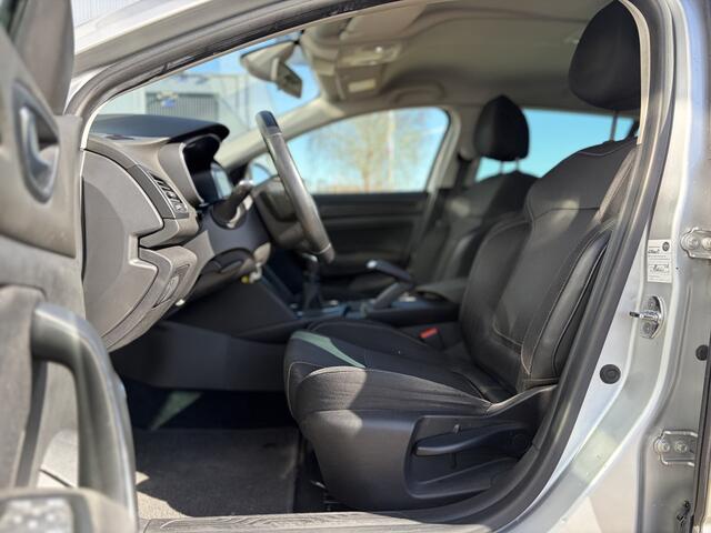 Renault MEGANE Estate 1.2 TCe Zen 100pk | Apple Carplay/Android Auto | Cruise control | DAB | Navigatiesysteem full map | Parkeersensor voor en achter | Trekhaak afneembaar | Zeer nette auto!