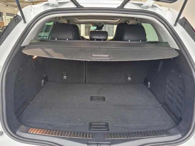 Renault MEGANE Estate 1.3 TCe R.S. Line TREKHAAK | BOSE AUDIO | DEALER ONDERHOUDEN | KUIPSTOELEN | SCHUIF/KANTELDAK | NAVIGATIE | ACHTERUITRIJCAMERA |