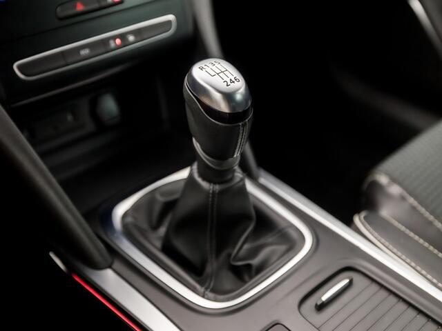 Renault MEGANE Estate 1.2 TCe Bose Sport (APPLE CARPLAY, NAVIGATIE, LEDER, CAMERA, GETINT GLAS, SPORTSTOELEN, PARKEERSENSOREN, CRUISE, NIEUWSTAAT)