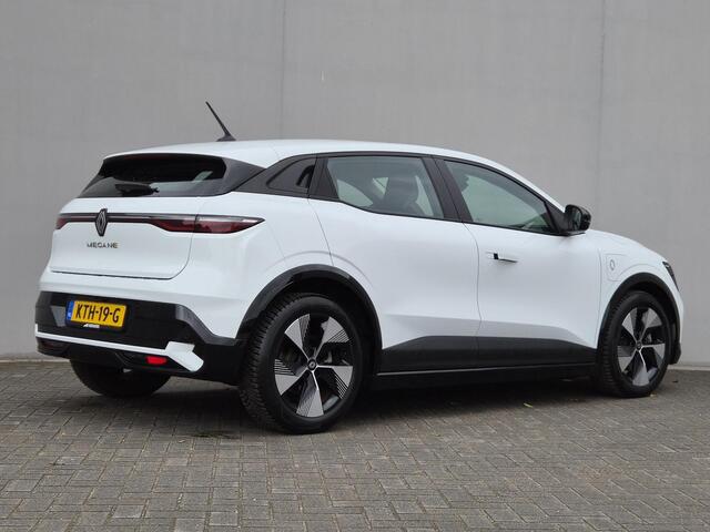 Renault MEGANE E-Tech EV40 Boost Charge Equilibre / SOH 94% / Dealer Onderhouden / CCS Snel Laden / Warmtepomp / All Season Banden / Navigatie via Apple Carplay & Android Auto / Cruise Control / Stuur- & Stoelverwarming / Achteruitrijcamera /