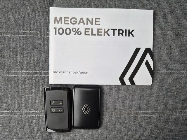 Renault MEGANE E-Tech EV40 Boost Charge Equilibre / SOH 94% / Dealer Onderhouden / CCS Snel Laden / Warmtepomp / All Season Banden / Navigatie via Apple Carplay & Android Auto / Cruise Control / Stuur- & Stoelverwarming / Achteruitrijcamera /