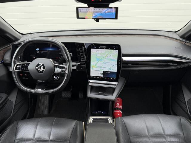 Renault MEGANE E-Tech EV60 Optimum Charge 220 Iconic / SOH 96% / WLTP 500 / Snel lader / Warmtepomp / Harman KArdon / Camera Binnenspiegel / 360 Camera / Navigatie / Carplay / Clima / Two Tone / 20" lm