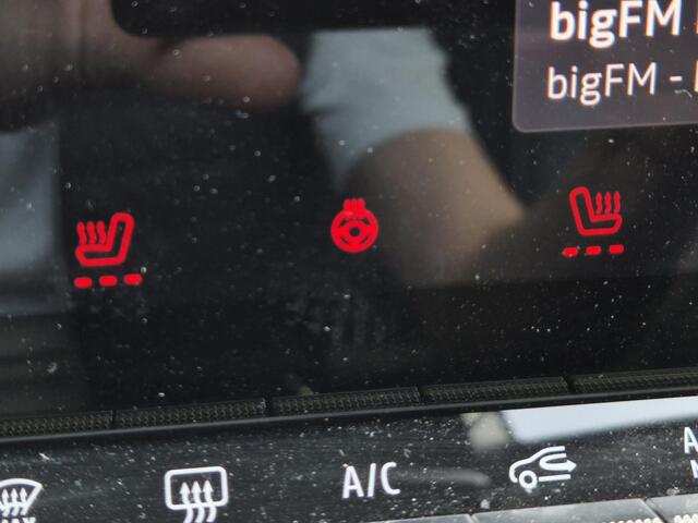 Renault MEGANE E-Tech EV40 Boost Charge Equilibre / SOH 94,60% / Dealer onderhouden / Navigatie via Apple Carplay of Android Auto / Achteruitrijcamera / Stuur & Stoelverwarming / Cruise control / Draadloze telefoon lader / Keyless Entry/Start /