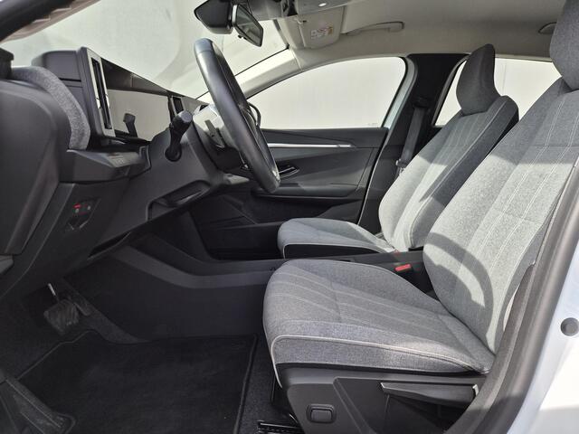 Renault MEGANE E-Tech EV40 Boost Charge Equilibre / SOH 94,60% / Dealer onderhouden / Navigatie via Apple Carplay of Android Auto / Achteruitrijcamera / Stuur & Stoelverwarming / Cruise control / Draadloze telefoon lader / Keyless Entry/Start /
