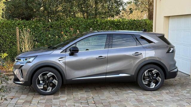 Renault Symbioz 1.8 E-Tech full hybrid 160 TECHNO/ HARMAN KARDON/ AUTOMATISCH ACHTERKLEP/ PARK ASSIST VOOR/ACHTER + CAMERA/ RESERVE WIEL/ ETC... RIJKLAAR!