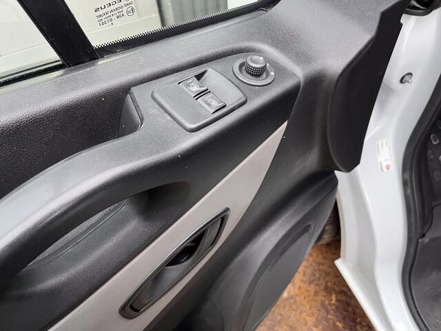 Renault TRAFIC 1.6 dCi T29 L1H1 Airco Cruise control Ladekasten Kastinrichting Trekhaak 2000kg trekgewicht Bluetooth telefoon voorbereiding Navigatiesysteem Schuifdeur 2-Persoons 1e eigenaar Euro 6