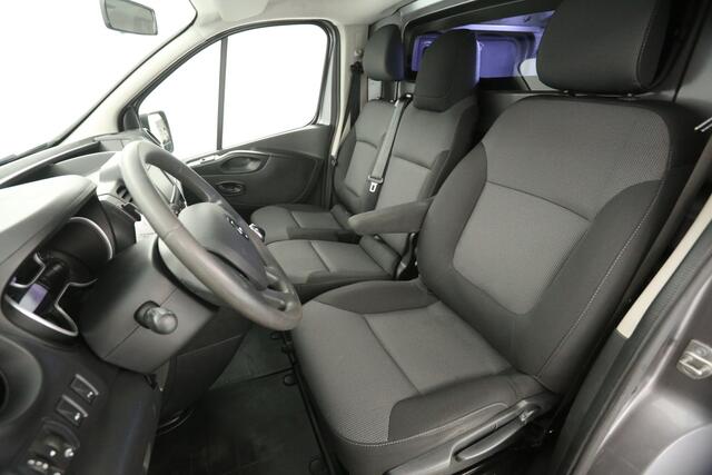 Renault TRAFIC 2.0 dCi L2H1 Airco Cruise Navigatie PDC 3 Persoons LED Trekhaak