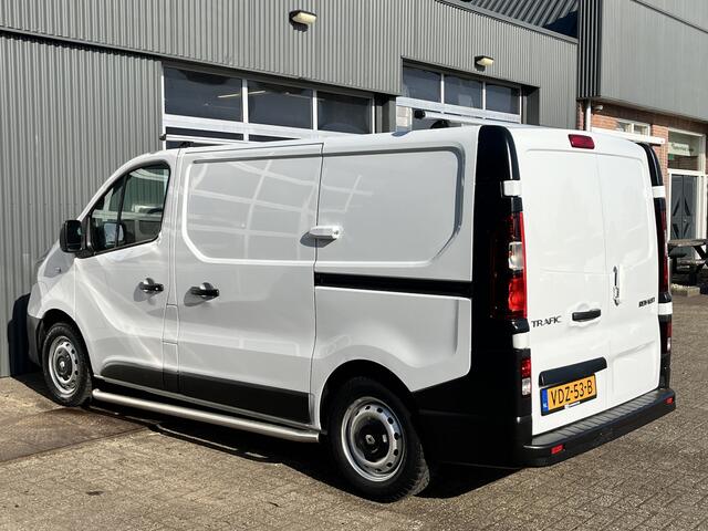 Renault TRAFIC 1.6 dCi L1H1 2x Schuifdeur Kastinrichting Airco Cruise controle Kastinrichting 3-Persoons Telefoonverbinding Parkeersensoren achter Sitebars 1e eigenaar Euro 6 Dealer onderhouden