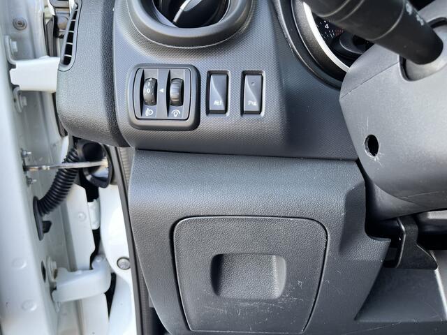 Renault TRAFIC 1.6 dCi L1H1 2x Schuifdeur Kastinrichting Airco Cruise controle Kastinrichting 3-Persoons Telefoonverbinding Parkeersensoren achter Sitebars 1e eigenaar Euro 6 Dealer onderhouden