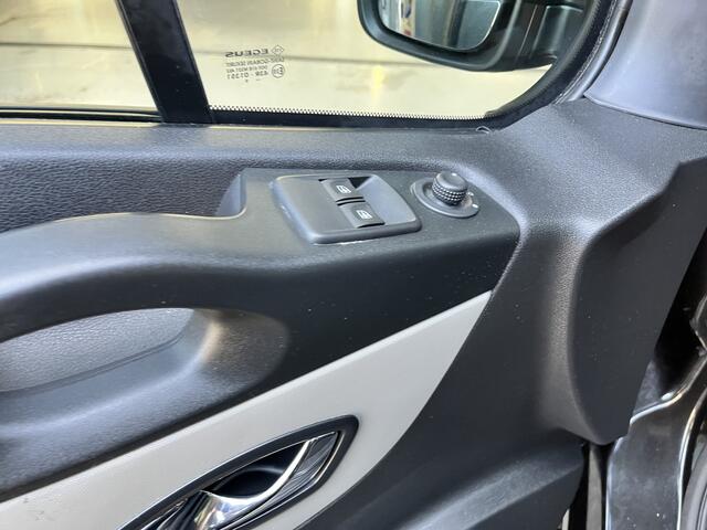 Renault TRAFIC 1.6 dCi T29 L2H1 DC 126pk Airco Cruise controle Trekhaak 2000kg Telefoonvoorbereiding Parkeerhulp achter Verlengde wielbasis 5-Persoons Euro 6 Bpm vrij voor particulier gebruik