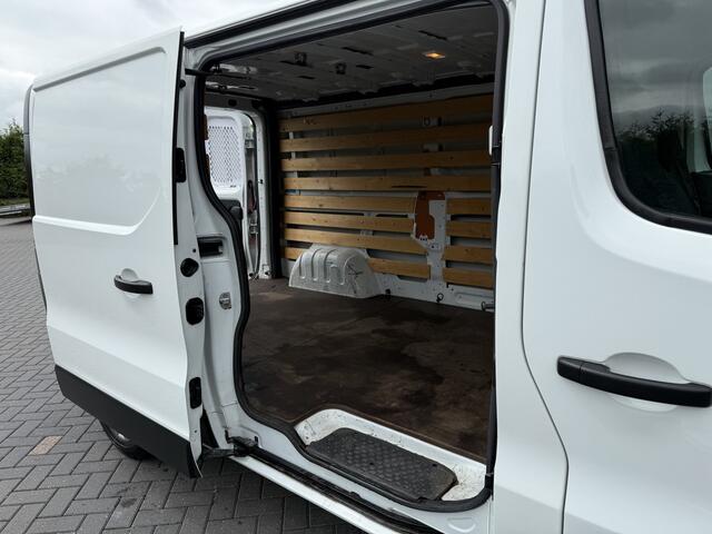 Renault TRAFIC 1.6 dCi 120 PK / L2H1 / TREKHAAK / AIRCO / CRUISE / NAVI / BLUETOOTH / 3-ZITS