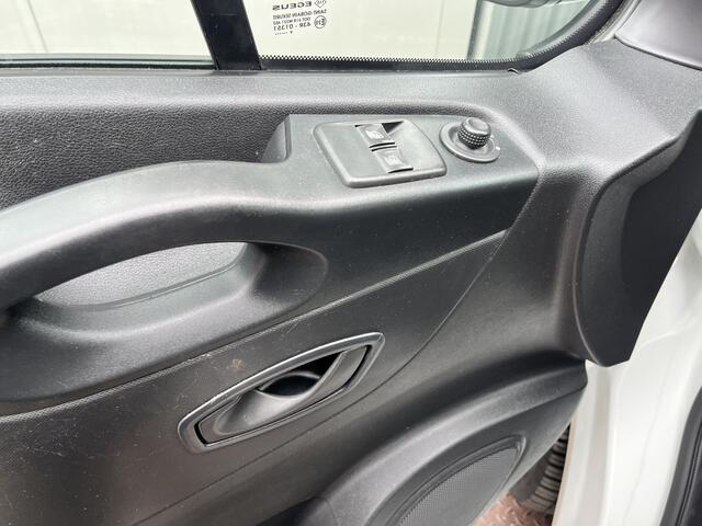 Renault TRAFIC 1.6 dCi L1H1 2x Schuifdeur Kastinrichting Airco Cruise controle Kastinrichting 3-Persoons Telefoonverbinding Parkeersensoren achter Sitebars 1e eigenaar Euro 6 Dealer onderhouden