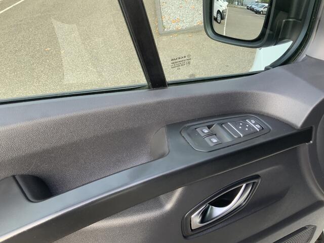 Renault TRAFIC 2.0 dCi 130 T30 L2H1 Work Edition Airco Cruise Navi 3Zits Camera Trekhaak 2500 kg Euro 6