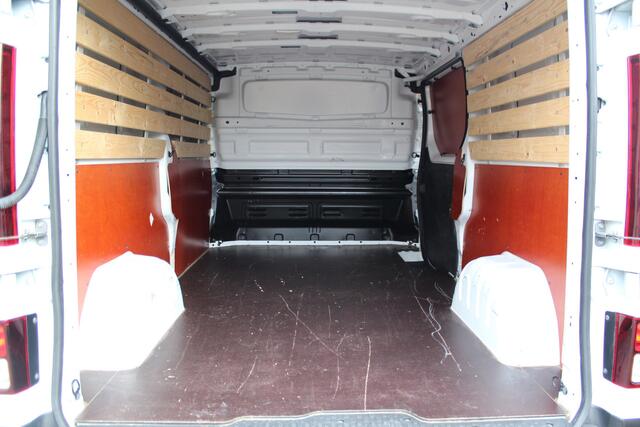 Renault TRAFIC 2.0-130pk dCi T30 L2H1. Dames en heren ondernemers opgelet ! Erg nette Renault Trafic met slechts 45.000km ! Airco, cruise control, trekhaak, laadruimte betimmerd, telefoonvoorb., bijrijdersbank, centrale vergr. afstand bediend etc, etc