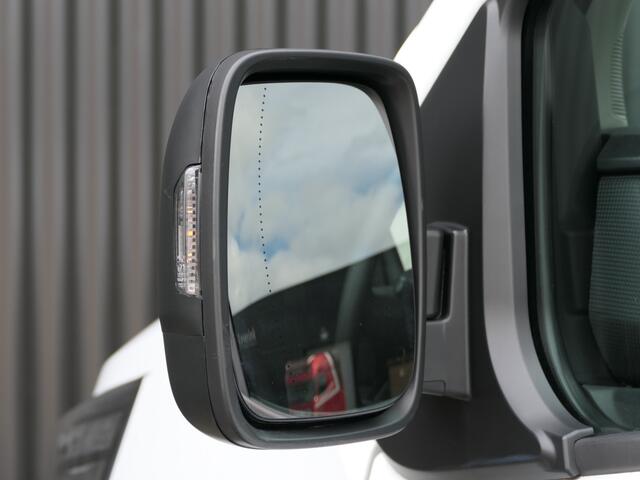 Renault TRAFIC 2.0 dCi 130 T30 L2H1 Comfort - Vloerplaat laadruimte - Camera - Trekhaak - Cruise