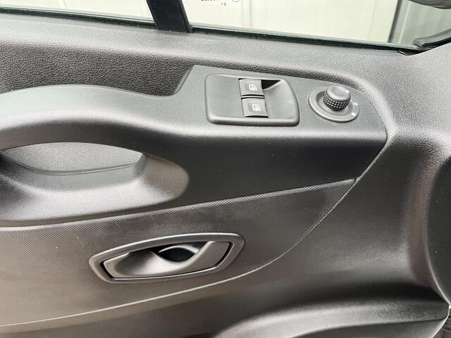 Renault TRAFIC 2.0 dCi L1H1 120pk Airco Cruise controle Kastinrichting Trekhaak 2000kg trekgewicht 2-Persoons 1e eigenaar Euro 6 Dealer onderhouden