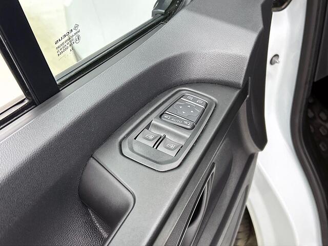 Renault TRAFIC 2.0 Blue dCi 130 T30 L2H1 Advance Navigatie Airco Lichtmetalen velgen Betimmering Trekhaak Parkeer sensoren