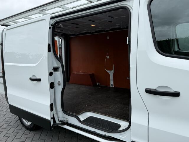 Renault TRAFIC 2.0 dCi 150 PK AUTOMAAT / L2H1 / 27.349 KM!! / TREKHAAK / IMPERIAAL / 3-ZITS / CAMERA / LED