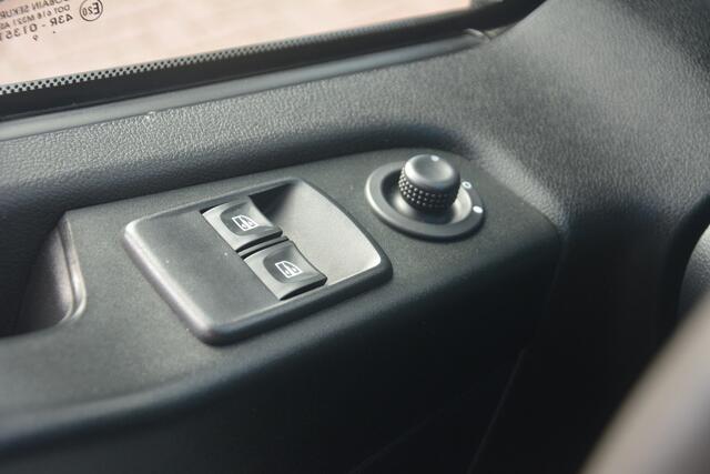 Renault TRAFIC 2.0 dCi 145 T29 L2H2 Comfort | 3-zits | Trekhaak | Navigatie | Cruise-control | Airco | 14999 MARGE 3 zitplaatsen Euro 6 leren bekleding onderhoudshistorie aanwezig