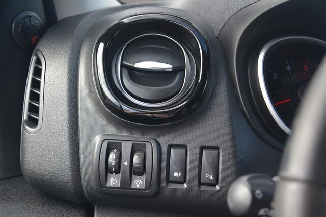 Renault TRAFIC 2.0 dCi 145 T29 L2H2 Comfort | 3-zits | Trekhaak | Navigatie | Cruise-control | Airco | 14999 MARGE 3 zitplaatsen Euro 6 leren bekleding onderhoudshistorie aanwezig