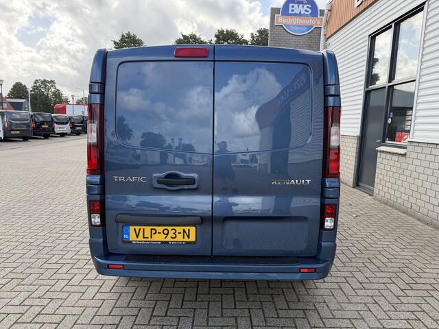 Renault TRAFIC 2.0 dCi automaat 145pk T29 L2H1 Luxe / vaste prijs rijklaar € 17.650 ex btw / euro 6 / bpm vrij / blauw metallic / comfort stoelen / trekhaak / airco / cruise / navigatie
