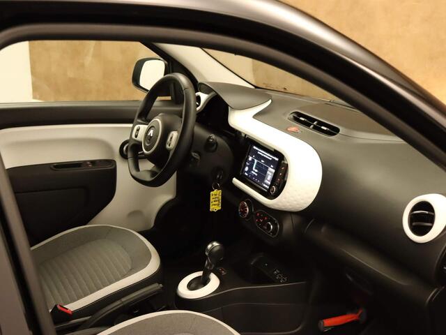 Renault TWINGO Z.E. R80 Collection - ORIGINEEL NEDERLANDSE AUTO - 60 KW - CLIMATE CONTROL - VOORSTOELEN VERWARMD - NAVIGATIE - BLUETOOTH - LICHT/ REGENSENSOR - ELEKTRISCHE RAMEN VOOR - CENTRALE VERGRENDELING MET AFSTANDSBEDIENING