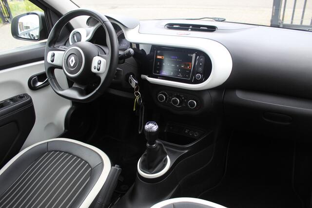 Renault TWINGO 1.0 SCe Intens Airco/Achteruitrijcamera/Parkeersensoren/Apple carplay/Cruise control/Bluetooth/LED koplampen/Multifunctioneel stuurwiel/Spraakbediening/15'' Lichtmetalen velgen/Elektrische ramen/Elektrisch verstelbare spiegels.