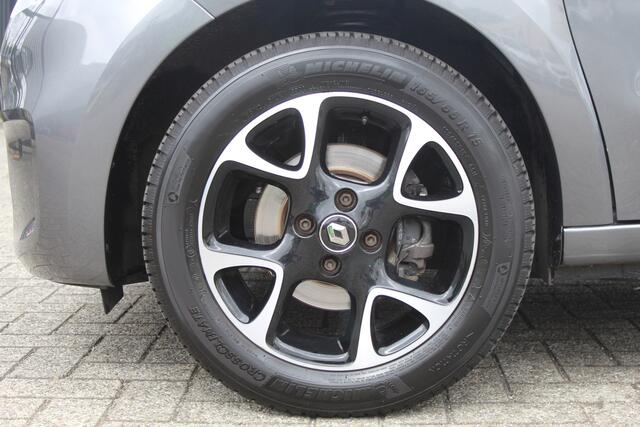 Renault TWINGO 1.0 SCe Intens Airco/Achteruitrijcamera/Parkeersensoren/Apple carplay/Cruise control/Bluetooth/LED koplampen/Multifunctioneel stuurwiel/Spraakbediening/15'' Lichtmetalen velgen/Elektrische ramen/Elektrisch verstelbare spiegels.