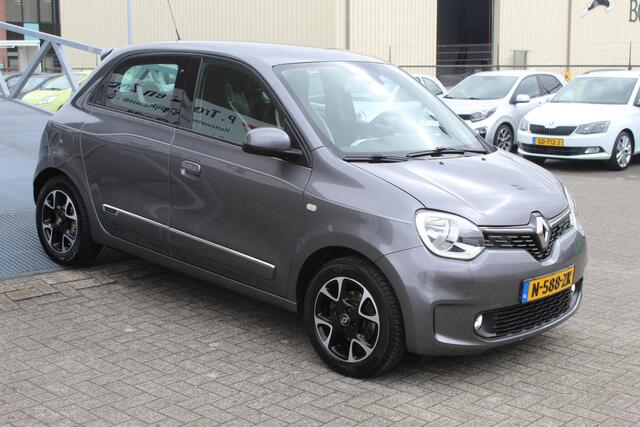Renault TWINGO 1.0 SCe Intens Airco/Achteruitrijcamera/Parkeersensoren/Apple carplay/Cruise control/Bluetooth/LED koplampen/Multifunctioneel stuurwiel/Spraakbediening/15'' Lichtmetalen velgen/Elektrische ramen/Elektrisch verstelbare spiegels.