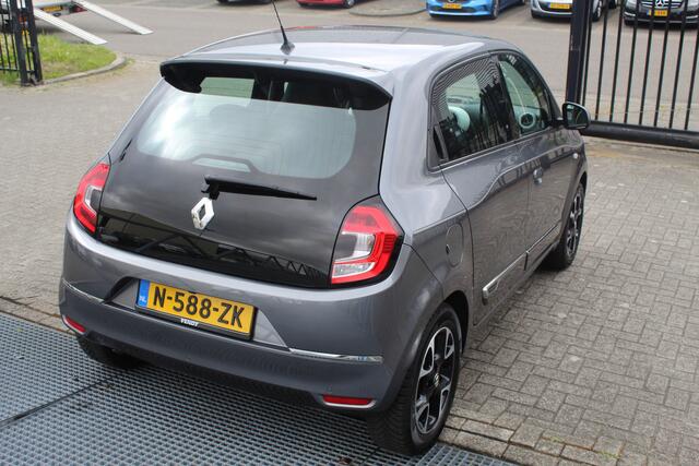 Renault TWINGO 1.0 SCe Intens Airco/Achteruitrijcamera/Parkeersensoren/Apple carplay/Cruise control/Bluetooth/LED koplampen/Multifunctioneel stuurwiel/Spraakbediening/15'' Lichtmetalen velgen/Elektrische ramen/Elektrisch verstelbare spiegels.
