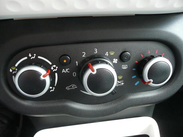 Renault TWINGO 1.0 SCe 70PK 5DRS. Collection AIRCO/ CRUISE CONTROLE/ PACK ROUGE/ STRIPING/ ETC... 1e EIGENAAR! RIJKLAAR!