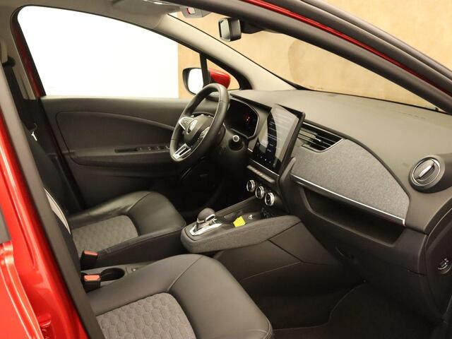 Renault ZOE R135 Intens 52 kWh - KOOPACCU - DODEHOEKDETECTIE - ACHTERUITRIJCAMERA - PARKEERSENSOREN VOOR/ACHTER - AIRCO (AUTOMATISCH) - CRUISE CONTROL - APPLE CARPLAY/ANDROID AUTO - KEYLESS ENTRY/START