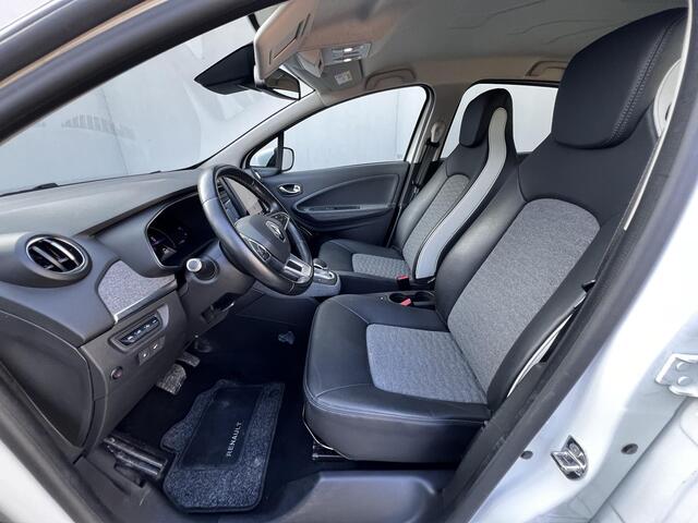 Renault ZOE R135 Intens 52 kWh / Dealer onderhouden / Koop Accu SoH 95,82 % / NL auto / Batterijgarantie tot 12-2028 < 160.000 km / CCS snelladen / Navigatie / Achteruitrijcamera / Stuur- en stoelverwarming / Dode hoek detectie / Apple Carplay Android / 16" LM wielen