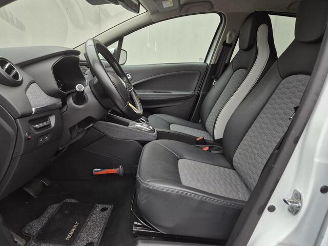Renault ZOE R135 Intens 52 kWh Automaat / Dealer onderhouden / Koop Accu SoH 95,54 % / NL auto / Batterijgarantie 8jaar / CCS snelladen / Navigatie / Achteruitrijcamera / Stuur- en stoelverwarming / Dode hoek detectie / Apple Carplay Android / 16" LM wielen /