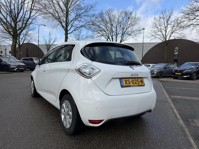 Renault ZOE R90 Life 41 kWh KOOPACCU | SOH 99% | 3-FASE LADER | RENAULT DEALER ONDERHOUDEN | NAVIGATIE | PARKEERSENSOREN | ORIGINEEL NL AUTO (NAP) | CLIMATE CONTROL | RIJKLAAR GELEVERD MET 12 MND BOVAG GARANTIE |
