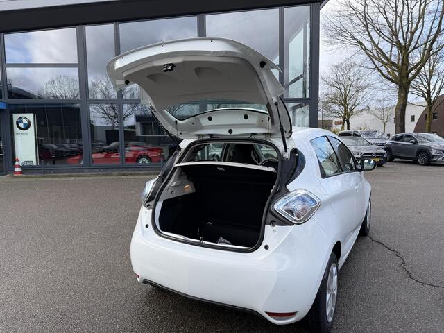 Renault ZOE R90 Life 41 kWh KOOPACCU | SOH 99% | 3-FASE LADER | RENAULT DEALER ONDERHOUDEN | NAVIGATIE | PARKEERSENSOREN | ORIGINEEL NL AUTO (NAP) | CLIMATE CONTROL | RIJKLAAR GELEVERD MET 12 MND BOVAG GARANTIE |