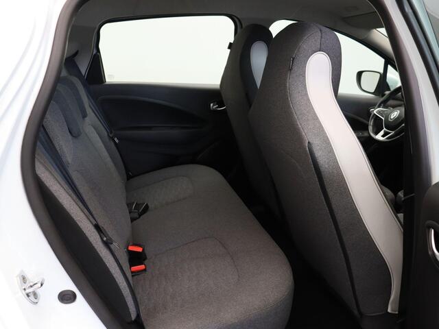 Renault ZOE R135 Intens 52 kWh | Koop Accu | Trekhaak | Stoel/Stuur verwarming | CCS Snelladen | Achteruitrijcamera | Climate Control |