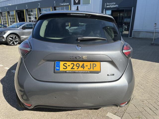 Renault ZOE R135 Iconic 52 kWh (Koop Accu) AUTOMAAT | BLIND SPOT | CAMERA | SENSOREN | CLIMATE | CRUISE CONTROL | APPLE CARPLAY