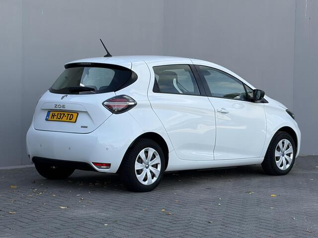 Renault ZOE R110 Life 52 kWh / SOH 90,98% / Dealer onderhouden / CCS snel laden / All season banden / warmtepomp / Cruise control / Keyless Entry/Start / Apple Carplay Android Auto / Climate control / Parkeersensoren achter /