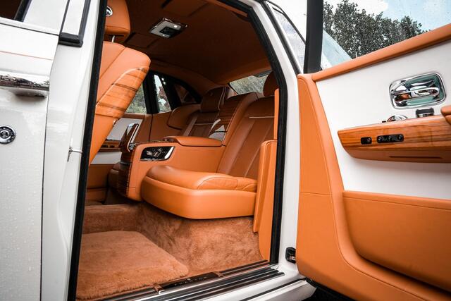 Rolls-Royce PHANTOM 6.7 V12 Starlight Headliner Rear Theatre Individual Rear Seats 22-Inch Polished Wheels