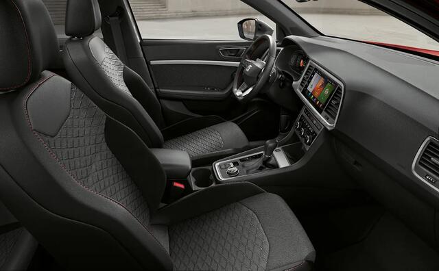 Seat ATECA 1.5 TSI FR Business Intense Parkeersensoren vóór & achter / Achteruitrijcamera / 18 inch lichtmetalen velgen / Elektrisch bedienbare achterklep met voetbediening