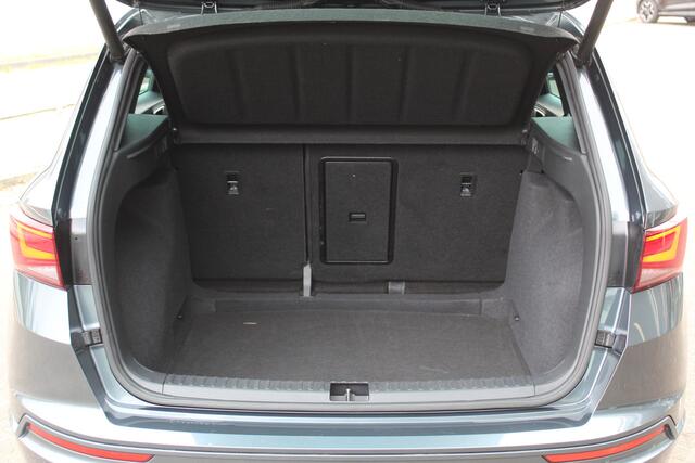 Seat ATECA 1.5 TSI FR Business Intense , 150pk 1600kg Trekgewicht Stuur en stoelverwarming, climate control, LED verlichting, aut inklapbare trekhaak, FR Pakket, uitgbr rijveiligheidssysteem, hele luxe complete SUV.