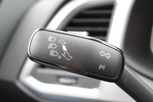 Seat ATECA 1.5 TSI FR Business Intense , 150pk 1600kg Trekgewicht Stuur en stoelverwarming, climate control, LED verlichting, aut inklapbare trekhaak, FR Pakket, uitgbr rijveiligheidssysteem, hele luxe complete SUV.