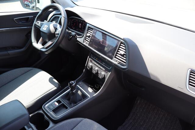 Seat ATECA 1.5 TSI Style Business Trekhaak/Apple carplay/Parkeer assistent/Cruise control/Navigatie/Digitale teller/Climate control/DAB/Lage km stand!