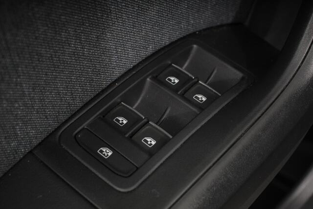 Seat ATECA 1.5 TSI DSG Style Nieuw type Climate Control Parkeer sensoren Cruise control DAB Led Lichtmetalen Velgen
