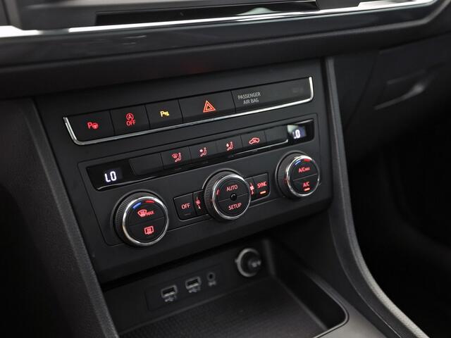 Seat ATECA 1.0 EcoTSI Business Sport (GROOT NAVI, APPLE CARPLAY, CAMERA, GETINT GLAS, LM VELGEN, CLIMATE, AUTOMATISCH INPARKEREN, NIEUWE APK)